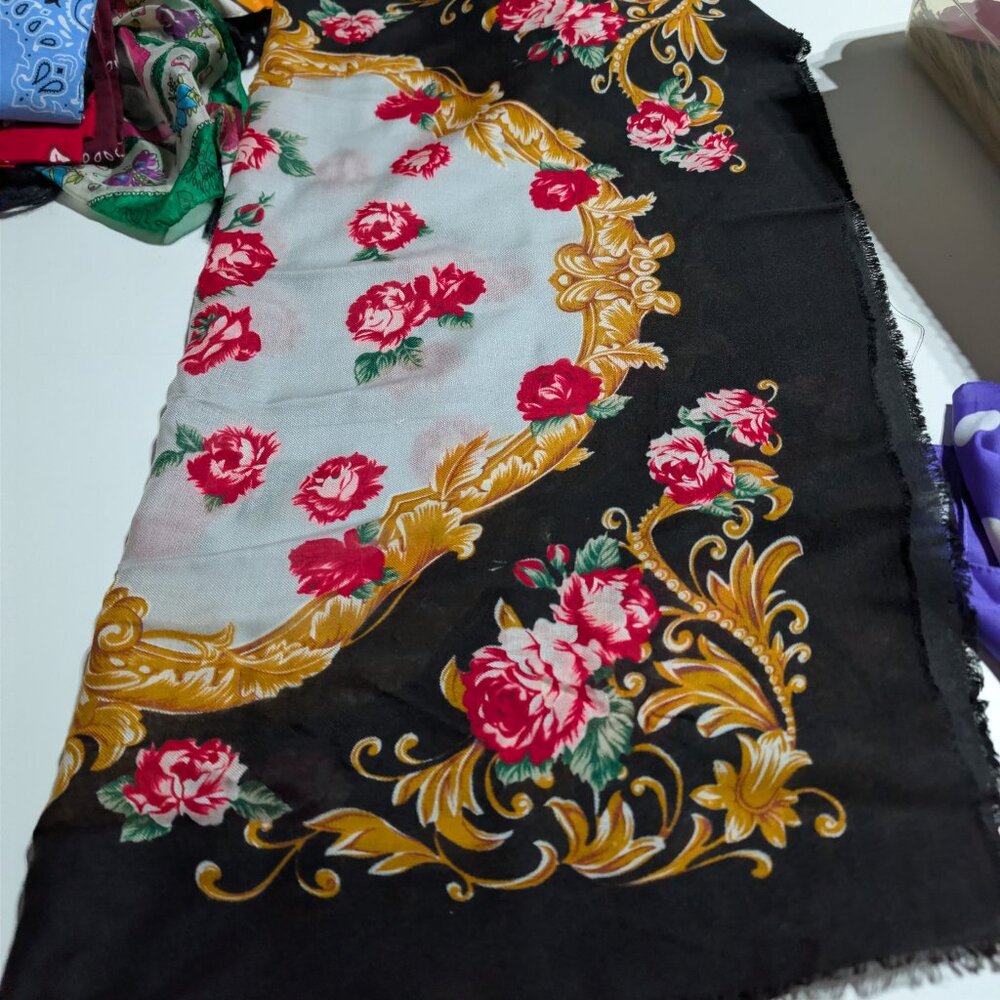 10 Scarfs, 4 Bandana's, 2 Shawls - Picture 7 of 16